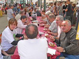 beaucoup de monde à table